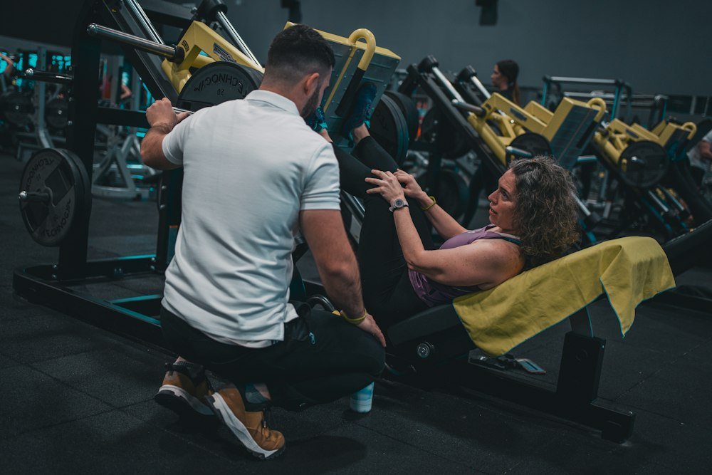 Personal trainer orientando um treino